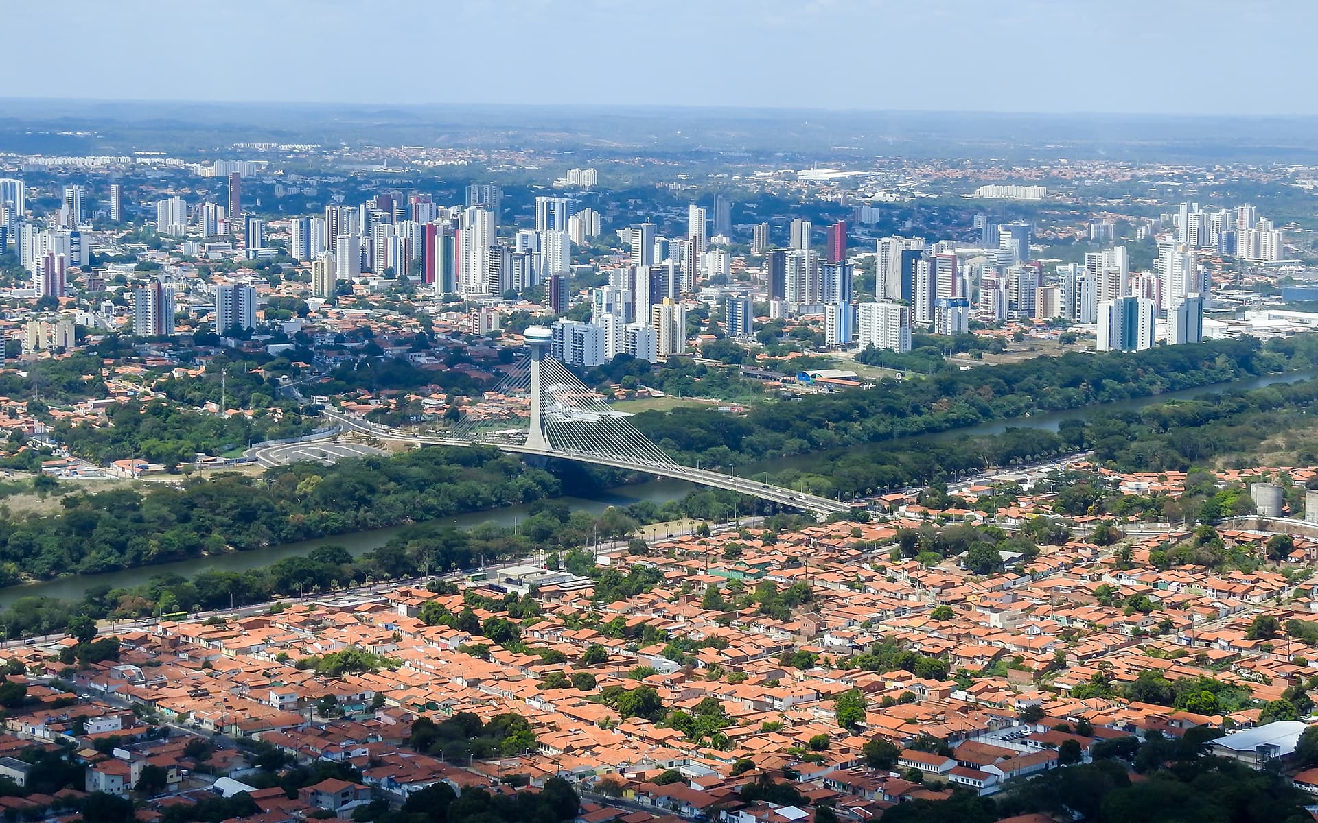 Ponte Estaiada de Teresina sobre o rio Poti.